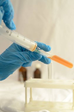 Doktor biyolojik bir sıvı ile testleri yapar.