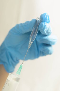 Doktor biyolojik bir sıvı ile testleri yapar.