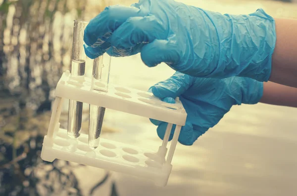 Bir su analiz için su deposu sınava.