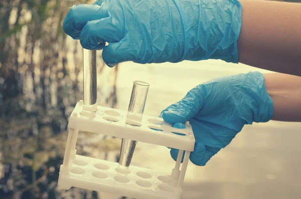 Bir su analiz için su deposu sınava.