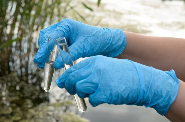 Bir su analiz için su deposu sınava.