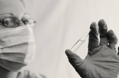 Doktor biyolojik bir sıvı ile testleri yapar.