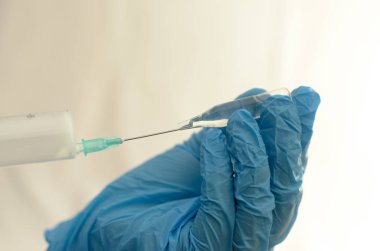 Doktor biyolojik bir sıvı ile testleri yapar.