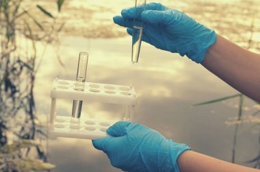 Bir su analiz için su deposu sınava.