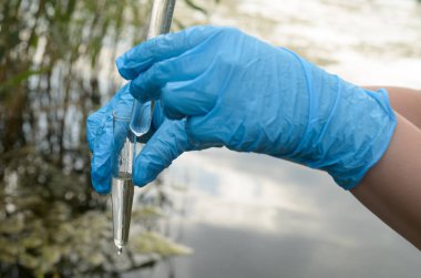 Bir su analiz için su deposu sınava.