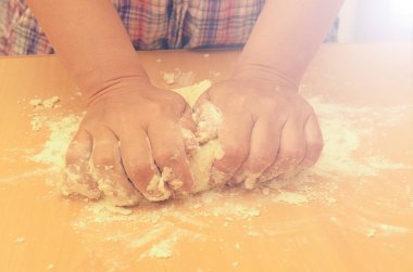 Bir kadın bir ev yapımı hamur pizza üretimi için kneads.