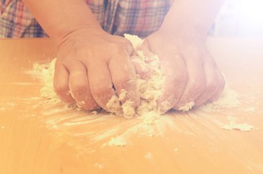 Bir kadın bir ev yapımı hamur pizza üretimi için kneads.