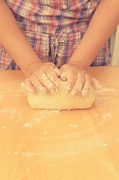 Eine Frau knetet einen selbstgemachten Teig für die Pizzaproduktion. — Stockfoto