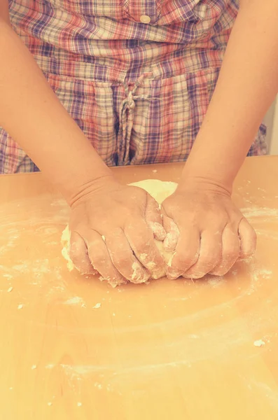 Eine Frau knetet einen selbstgemachten Teig für die Pizzaproduktion. — Stockfoto