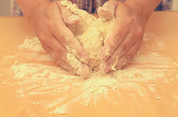 Bir kadın bir ev yapımı hamur pizza üretimi için kneads.