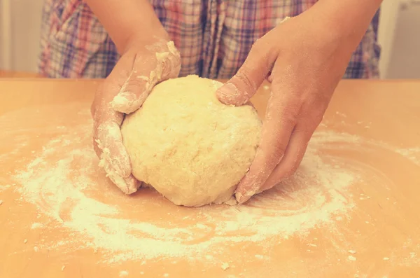 Eine Frau knetet einen selbstgemachten Teig für die Pizzaproduktion. — Stockfoto