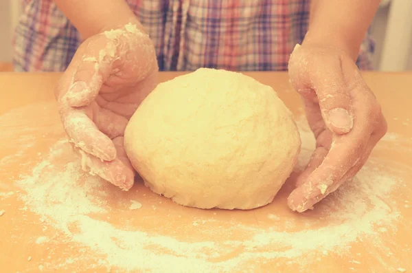 Bir kadın bir ev yapımı hamur pizza üretimi için kneads.