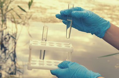 Bir su analiz için su deposu sınava.