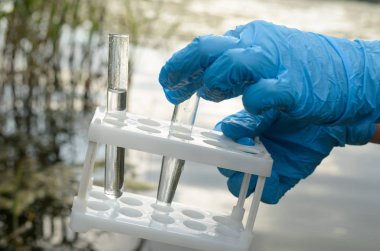 Bir su analiz için su deposu sınava.