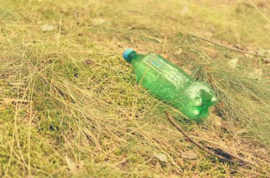 Plastik şişe yağma ve doğa ekolojik durumunu kirliliğe neden.