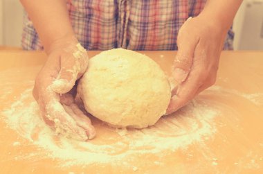 Bir kadın bir ev yapımı hamur pizza üretimi için kneads.