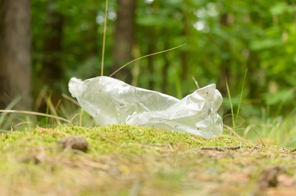 塑料瓶破坏和污染生态状况的性质. — 图库照片