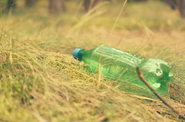 플라스틱 병 망치와 자연의 생태 상태를 오염. — 스톡 사진