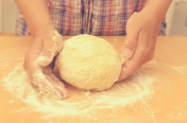 Bir kadın bir ev yapımı hamur pizza üretimi için kneads.