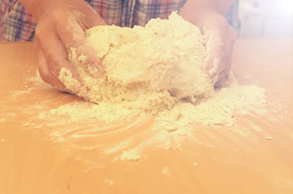 A woman kneads a homemade dough for pizza production. — Stock Photo, Image