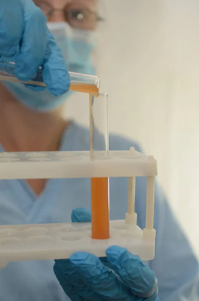 Doktor biyolojik bir sıvı ile testleri yapar.