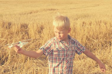 Çocuk elini modeli uçağın gökyüzüne doğru çalışır..