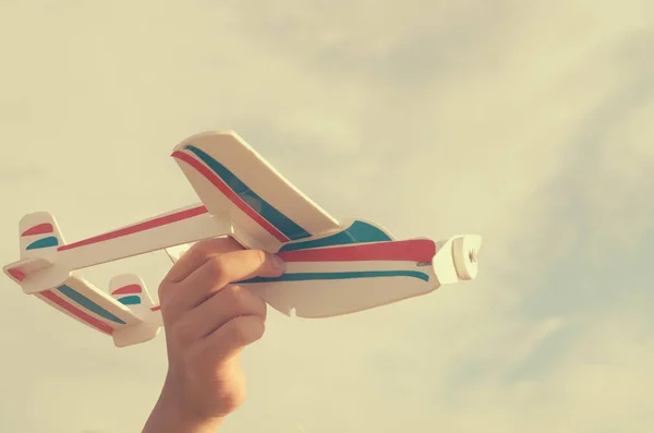 El niño con su mano corre el modelo del avión hacia el cielo . — Foto de Stock