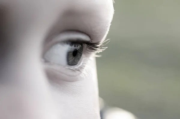 Die blauen Augen eines Jungen aus Nahaufnahme sehen gerade und seitlich aus. — Stockfoto