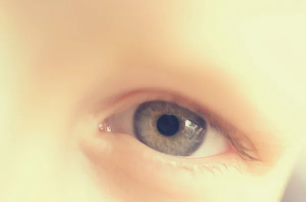 Die blauen Augen eines Jungen aus Nahaufnahme sehen gerade und seitlich aus. — Stockfoto
