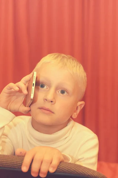 Lille pojken prata i telefon att uttrycka sina känslor. — Stockfoto