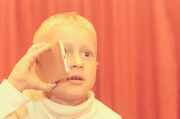 Lille pojken prata i telefon att uttrycka sina känslor. — Stockfoto