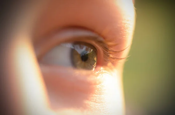 Blauwe ogen van de jongen van een close-up kijken rechte en in de zijkant. — Stockfoto