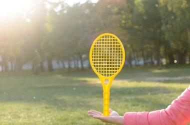 Elinde bir tenis raketi topu hareket halinde yakalar..