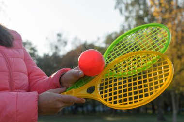 Elinde bir tenis raketi topu hareket halinde yakalar..