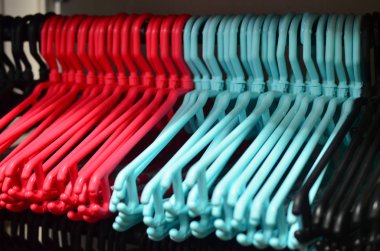 Turkuaz ve kırmızı çiçek boş askı bir dizi.