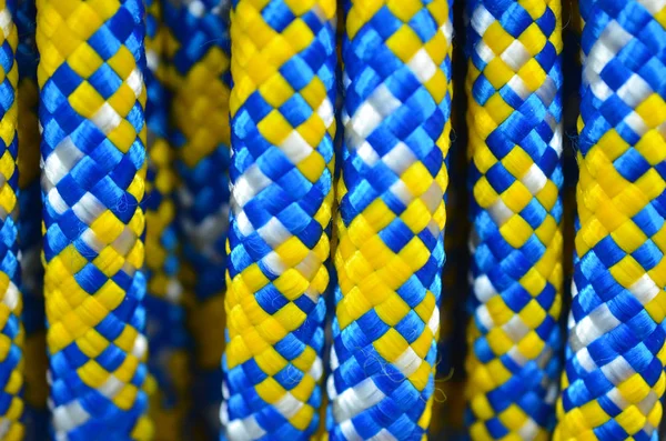 Uma bola de corda multicolorida para levantar cargas pesadas close-up . — Fotografia de Stock
