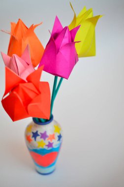 Çok renkli Lale el yapımı kağıt tarafından 8 Mart hafif bir arka plan üzerinde.