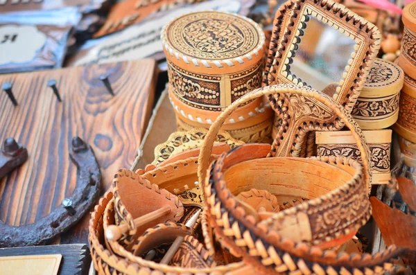 Ürünler huş kabuğu Satılık Hediyelik eşya olarak satış sayacı.