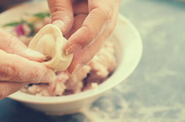 Lezzetli ev yapımı köfte etli yapma süreci.