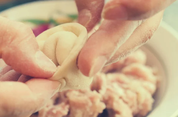 Der Prozess der Zubereitung köstlicher hausgemachter Knödel mit Fleisch. — Stockfoto