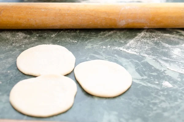 O processo de fazer deliciosos bolinhos caseiros com carne . — Fotografia de Stock