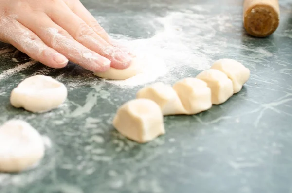 O processo de fazer deliciosos bolinhos caseiros com carne . — Fotografia de Stock