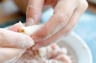 Lezzetli ev yapımı köfte etli yapma süreci.