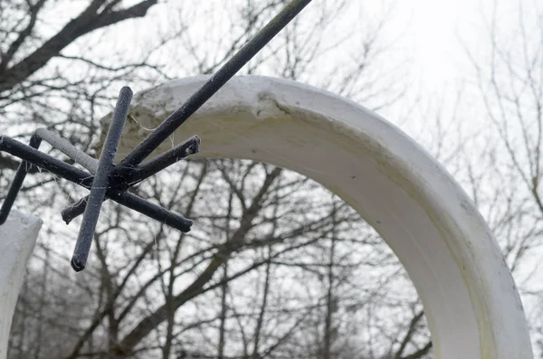 Souder à partir d'armature de fer est le symbole de la liberté, de la privation et des camps de concentration . — Photo