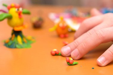 Horoz ve tavuk hamuru sarı bir arka plan üzerinde.