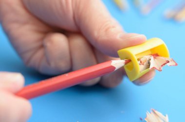 Bir kalemtıraş ile renkli kalemler keskinleştirme.