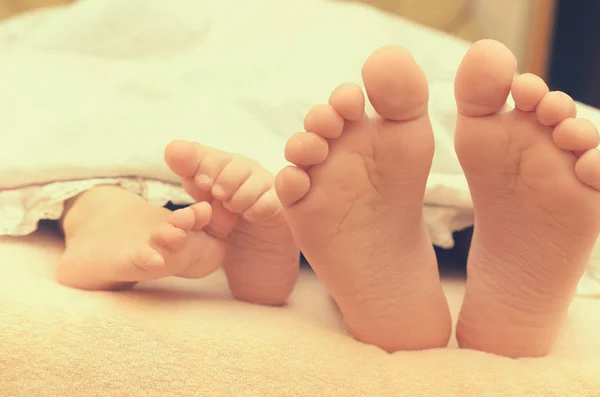 Bebe ayak altından yatağın üstüne battaniye.