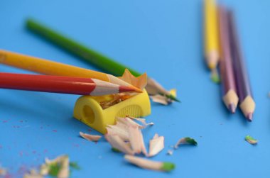 Bir kalemtıraş ile renkli kalemler keskinleştirme.