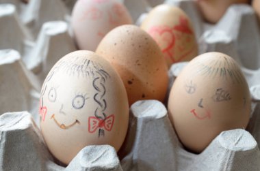 İçinde belgili tanımlık tepsi boyalı neşeli Ağızlıklar ile yumurta.