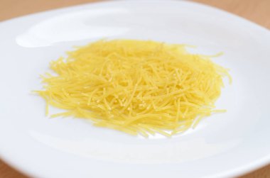 Beyaz bir plaka üzerinde ince sarı mackerons.